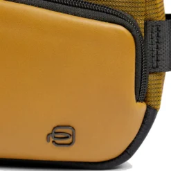 Beauty Case PIQUADRO Uomo in Tessuto e Pelle Colore Senape Linea Pq-Earth - BY6947S137