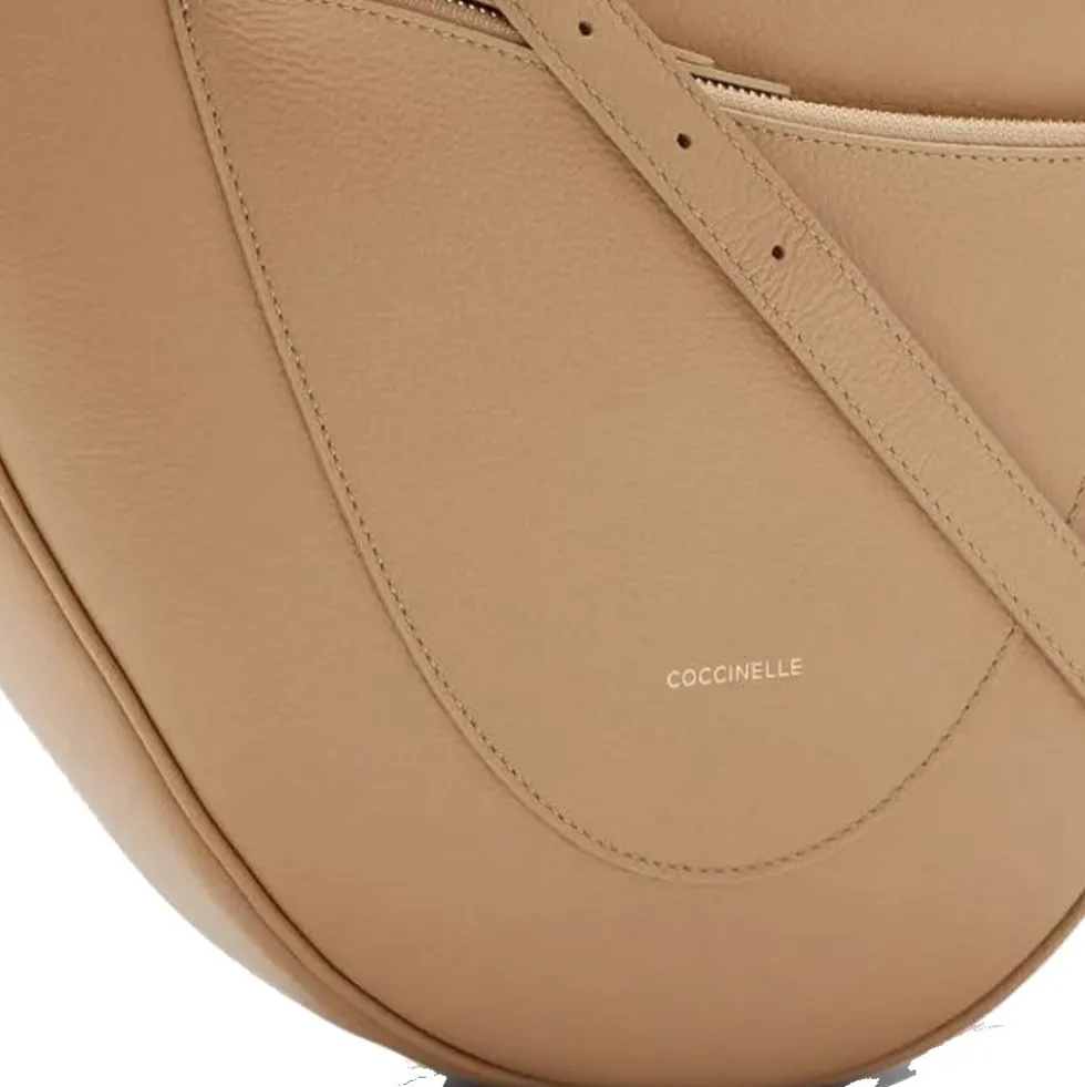 Borsa Donna Asimmetrica a Tracolla COCCINELLE linea Snuggie Medium in Pelle Fresh Beige - Sunrise