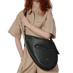 Borsa Donna Asimmetrica a Tracolla COCCINELLE linea Snuggie Medium in Pelle Nera