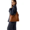 Borsa Donna Hobo a Spalla GUESS Linea Darcy Colore Cognac